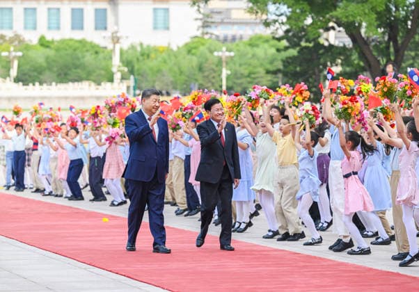 (260605) -- BEIJING, June 5, 2026 -- General Secretary of the Communist Party of China Central Committee and Chinese President Xi Jinping holds a welcome ceremony for General Secretary of the Lao People s Revolutionary Party Central Committee and Lao President Thongloun Sisoulith at the square outside the east gate of the Great Hall of the People ahead of their talks in Beijing, capital of China, June 5, 2026. Xi held talks with Thongloun, who is on a state visit to China, at the Great Hall of the People in Beijing on Friday. ) CHINA-BEIJING-XI JINPING-LAOS-THONGLOUN-TALKS (CN) YanxYan 