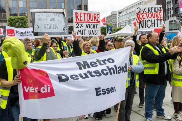 Verdi Warnstreik in Bochum. 05.06.2026, EU, DEU, Deutschland, Nordrhein-Westfalen, Bochum: Warnstreik von Verdi-Mitgliedern im Tarifkonflikt mit dem Einzelhandel auf dem Willii-Brandt-Platz. EU, DEU, Germany, North Rhine-Westphalia, Bochum: Warning strike by Verdi members involved in a collective bargaining dispute with the retail sector on Willi-Brandt-Platz