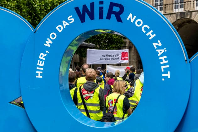 News Bilder des Tages Verdi Warnstreik in Bochum. 05.06.2026, EU, DEU, Deutschland, Nordrhein-Westfalen, Bochum: Warnstreik von Verdi-Mitgliedern im Tarifkonflikt mit dem Einzelhandel auf dem Willii-Brandt-Platz. EU, DEU, Germany, North Rhine-Westphalia, Bochum: Warning strike by Verdi members involved in a collective bargaining dispute with the retail sector on Willi-Brandt-Platz