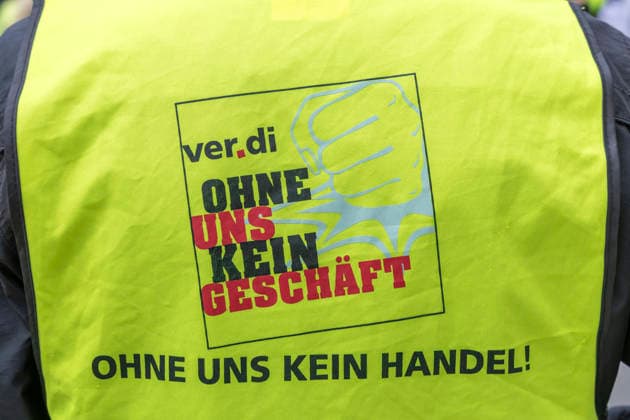 Verdi Warnstreik in Bochum. 05.06.2026, EU, DEU, Deutschland, Nordrhein-Westfalen, Bochum: Warnstreik von Verdi-Mitgliedern im Tarifkonflikt mit dem Einzelhandel auf dem Willii-Brandt-Platz. EU, DEU, Germany, North Rhine-Westphalia, Bochum: Warning strike by Verdi members involved in a collective bargaining dispute with the retail sector on Willi-Brandt-Platz