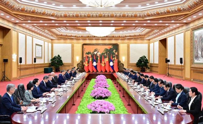 (260605) -- BEIJING, June 5, 2026 -- General Secretary of the Communist Party of China Central Committee and Chinese President Xi Jinping holds talks with General Secretary of the Lao People s Revolutionary Party Central Committee and Lao President Thongloun Sisoulith, who is on a state visit to China, at the Great Hall of the People in Beijing, capital of China, June 5, 2026. ) CHINA-BEIJING-XI JINPING-LAOS-THONGLOUN-TALKS (CN) YuexYuewei 