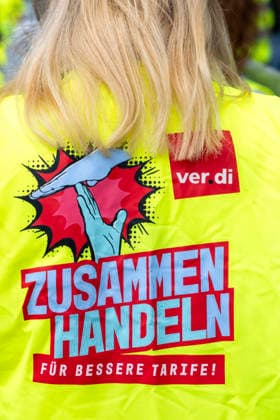 Verdi Warnstreik in Bochum. 05.06.2026, EU, DEU, Deutschland, Nordrhein-Westfalen, Bochum: Warnstreik von Verdi-Mitgliedern im Tarifkonflikt mit dem Einzelhandel auf dem Willii-Brandt-Platz. EU, DEU, Germany, North Rhine-Westphalia, Bochum: Warning strike by Verdi members involved in a collective bargaining dispute with the retail sector on Willi-Brandt-Platz