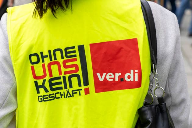 Verdi Warnstreik in Bochum. 05.06.2026, EU, DEU, Deutschland, Nordrhein-Westfalen, Bochum: Warnstreik von Verdi-Mitgliedern im Tarifkonflikt mit dem Einzelhandel auf dem Willii-Brandt-Platz. EU, DEU, Germany, North Rhine-Westphalia, Bochum: Warning strike by Verdi members involved in a collective bargaining dispute with the retail sector on Willi-Brandt-Platz