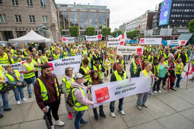 Verdi Warnstreik in Bochum. 05.06.2026, EU, DEU, Deutschland, Nordrhein-Westfalen, Bochum: Warnstreik von Verdi-Mitgliedern im Tarifkonflikt mit dem Einzelhandel auf dem Willii-Brandt-Platz. EU, DEU, Germany, North Rhine-Westphalia, Bochum: Warning strike by Verdi members involved in a collective bargaining dispute with the retail sector on Willi-Brandt-Platz