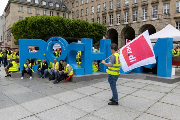 Verdi Warnstreik in Bochum. 05.06.2026, EU, DEU, Deutschland, Nordrhein-Westfalen, Bochum: Warnstreik von Verdi-Mitgliedern im Tarifkonflikt mit dem Einzelhandel auf dem Willii-Brandt-Platz. EU, DEU, Germany, North Rhine-Westphalia, Bochum: Warning strike by Verdi members involved in a collective bargaining dispute with the retail sector on Willi-Brandt-Platz