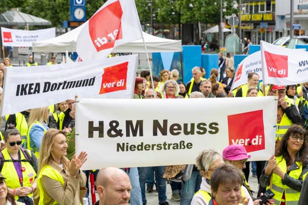 Verdi Warnstreik in Bochum. 05.06.2026, EU, DEU, Deutschland, Nordrhein-Westfalen, Bochum: Warnstreik von Verdi-Mitgliedern im Tarifkonflikt mit dem Einzelhandel auf dem Willii-Brandt-Platz. EU, DEU, Germany, North Rhine-Westphalia, Bochum: Warning strike by Verdi members involved in a collective bargaining dispute with the retail sector on Willi-Brandt-Platz