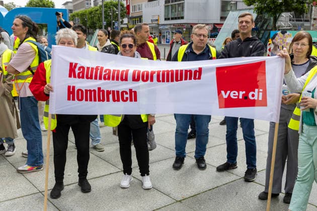 Verdi Warnstreik in Bochum. 05.06.2026, EU, DEU, Deutschland, Nordrhein-Westfalen, Bochum: Warnstreik von Verdi-Mitgliedern im Tarifkonflikt mit dem Einzelhandel auf dem Willii-Brandt-Platz. EU, DEU, Germany, North Rhine-Westphalia, Bochum: Warning strike by Verdi members involved in a collective bargaining dispute with the retail sector on Willi-Brandt-Platz
