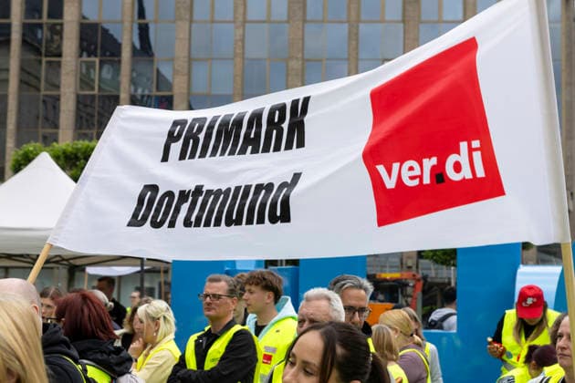 Verdi Warnstreik in Bochum. 05.06.2026, EU, DEU, Deutschland, Nordrhein-Westfalen, Bochum: Warnstreik von Verdi-Mitgliedern im Tarifkonflikt mit dem Einzelhandel auf dem Willii-Brandt-Platz. EU, DEU, Germany, North Rhine-Westphalia, Bochum: Warning strike by Verdi members involved in a collective bargaining dispute with the retail sector on Willi-Brandt-Platz