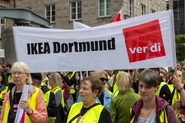 Verdi Warnstreik in Bochum. 05.06.2026, EU, DEU, Deutschland, Nordrhein-Westfalen, Bochum: Warnstreik von Verdi-Mitgliedern im Tarifkonflikt mit dem Einzelhandel auf dem Willii-Brandt-Platz. EU, DEU, Germany, North Rhine-Westphalia, Bochum: Warning strike by Verdi members involved in a collective bargaining dispute with the retail sector on Willi-Brandt-Platz