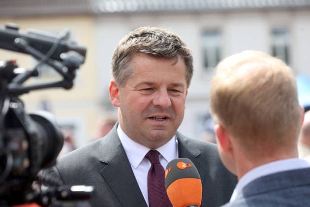 24. Sachsen-Anhalt Tag in Bernburg Bernburg, 5.6.2026 Ministerpräsident Sven Schulze beim 24. Sachsen-Anhalt Tag in Bernburg Sachsen-Anhalt *** 24 Saxony-Anhalt Day in Bernburg Bernburg, 5 6 2026 Minister President Sven Schulze at the 24 Saxony-Anhalt Day in Bernburg Saxony-Anhalt Copyright: xMatthiasxGränzdörferx