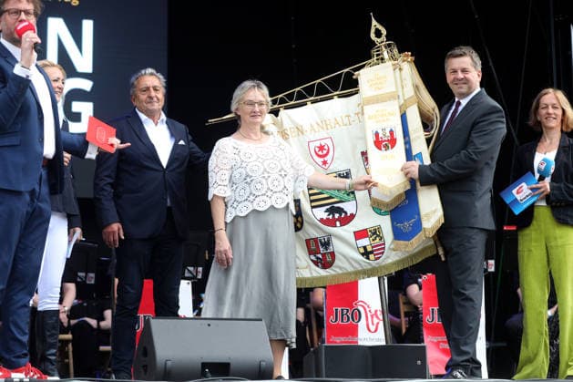 24. Sachsen-Anhalt Tag in Bernburg Bernburg, 5.6.2026 Silvia Ristow und MP Sven Schulze beim 24. Sachsen-Anhalt Tag in Bernburg Sachsen-Anhalt *** 24 Saxony-Anhalt Day in Bernburg Bernburg, 5 6 2026 Silvia Ristow and MP Sven Schulze at the 24 Saxony-Anhalt Day in Bernburg Saxony-Anhalt Copyright: xMatthiasxGränzdörferx