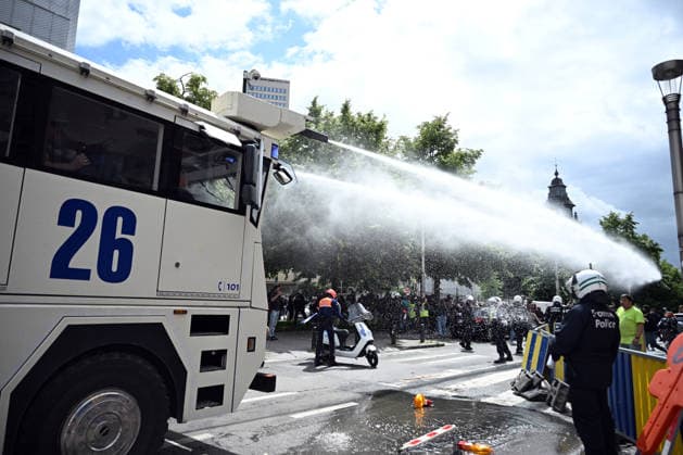Demonstration in Brussels against planned budget cuts in education BRUSSELS, BELGIUM - JUNE 5: Belgian police sprays pressured water to protesters during a demonstration held against planned budget cuts in French-language education by students in Brussels, Belgium on June 5, 2026. Dursun Aydemir Anadolu Brussels Belgium. Editorial use only. Please get in touch for any other usage.  Copyright: x2026xAnadoluxDursunxAydemirx