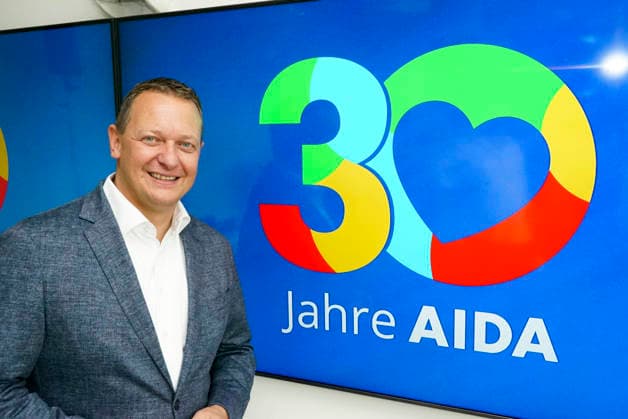 CNTV 30jahreAIDA- Felix Eichhorn Praesident AIDA Cruises bei 30 Jahre AIDA Kreuzfahrten Pressekonfernz in der Operationszentrale der Kreuzfahrgesellschaft Hamburg-Hafencity am 04.06.2026 Hamburg Deutschland *** CNTV 30yearsAIDA Felix Eichhorn President AIDA Cruises at 30 years of AIDA Cruises press conference in the operations center of the cruise company Hamburg Hafencity on 04 06 2026 Hamburg Germany