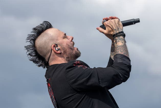 Musikfestival Rock im Park 2026 - THREE DAYS GRACE, Nürnberg, 05.06.2026 Saenger Adam Gontier von Three Days Grace bei Rock im Park. Der kanadische Hard-Rock-Frontmann mit Irokesenschnitt und tätowierten Armen singt mit geschlossenen Augen ins Mikrofon. Nürnberg Bayern Deutschland *** Music festival Rock im Park 2026 THREE DAYS GRACE, Nuremberg, 05 06 2026 Singer Adam Gontier from Three Days Grace at Rock im Park The Canadian hard rock frontman with a mohawk and tattooed arms sings into the microphone with his eyes closed Nuremberg Bavaria Germany 20260605-1V9A9352-M4000