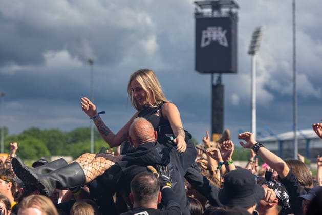 Musikfestival Rock im Park 2026 - THREE DAYS GRACE, Nürnberg, 05.06.2026 Eine Besucherin wird beim Konzert von Three Days Grace von einem Mann auf den Schultern durch die Menge getragen. Das Publikum feiert ausgelassen beim Freiluftfestival. Nürnberg Bayern Deutschland *** Music festival Rock im Park 2026 THREE DAYS GRACE, Nuremberg, 05 06 2026 A visitor is carried through the crowd on the shoulders of a man at the Three Days Grace concert The audience celebrates exuberantly at the open-air festival in Nuremberg Bavaria Germany 20260605-1V9A9580-M4000