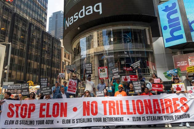 News Bilder des Tages June 5, 2026, New York, New York, USA: A coalition of organizations rally outside the Nasdaq stock exchange in Times Square under the banner No Trillionaires Stop Elon Musk from Becoming the World s First Trillionaire as Musk s company SpaceX seeks to go public and be listed on Nasdaq. People hold signs and banners that read STOP ELON NO TRILLIONAIRES ELON IS STEALING YOUR 401K ELON IS STEALING YOUR RETIREMENT ELON IS STEALING YOUR PENSION NAZI Organizers denounce the emergence of trillionaire-level wealth in the United States while millions of people face housing insecurity, medical debt, and low wages. New York USA  - ZUMAr174 20260605_znp_r174_002 Copyright: xGinaxMxRandazzox