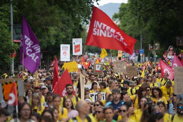 The demonstration, called by the unions Ustec-Stes, CGT Ensenyament and Intersindical, demand a salary increase higher than the one agreed by the Government with CCOO and UGT, the reduction of ratios, more resources for inclusive schools, more staff in the centers and less bureaucracy, as well as the reopening of a specific negotiating table and the presentation of a real proposal for labor improvements by the ministry 05 JUNE 2026 MANIFESTATION EDUCATIONAL COMMUNITY EDUCATION Barcelona, Catalunya Barcelona, Catalunya Spain  Copyright: xDavidxZorrakinox 7573931