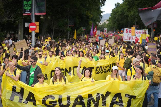 The demonstration, called by the unions Ustec-Stes, CGT Ensenyament and Intersindical, demand a salary increase higher than the one agreed by the Government with CCOO and UGT, the reduction of ratios, more resources for inclusive schools, more staff in the centers and less bureaucracy, as well as the reopening of a specific negotiating table and the presentation of a real proposal for labor improvements by the ministry 05 JUNE 2026 MANIFESTATION EDUCATIONAL COMMUNITY EDUCATION Barcelona, Catalunya Barcelona, Catalunya Spain  Copyright: xDavidxZorrakinox 7573933