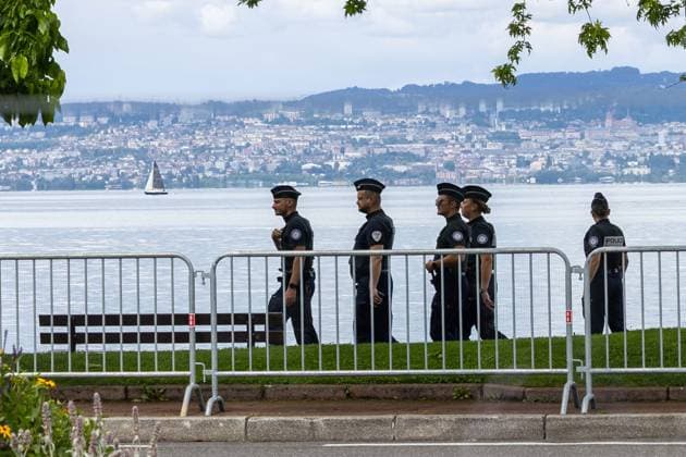 News Bilder des Tages G7 AMBIANCE EVIAN PREPARATION PHOTOPQR LE DAUPHINE Tom PHAM VAN SUU Évian les Bains 05 06 2026 A Evian les Bains Haute Savoie , le 5 juin 2026 The lakeside town of Evian is slowly preparing to welcome the G7 international summit, from June 15th to 17th The presence of security forces is increasing, while military infrastructures are being erected National police forces and CRS patrol the town Evian, France, on June 5, 2026 Ten days before the G7 summit, security measures in the town of Evian les Bains are becoming increasingly visible Évian les Bains Haute Savoie Rhône Alpes France  Copyright: xPHOTOPQR LExDAUPHINE MAXPPPxTomxPHAMxVANxSUUx 20260605JDL7310 20260605JDL7310