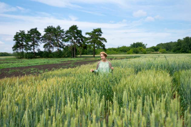 Happy woman in vintage dress standing in summer wheat field model released, Symbolfoto, VCF01549