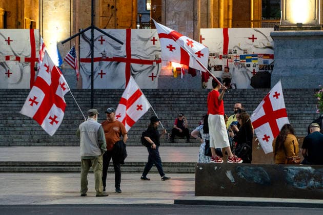 News Bilder des Tages June 5, 2026, Tbilisi, Georgia: Demonstrators gather with Georgian flags on the steps of the Georgian Parliament on the 555th day of anti-government protests in Tbilisi, Georgia. Tbilisi Georgia  - ZUMAz174 20260605_zip_z174_007 Copyright: xMoexZoyarix