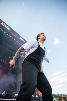 Der Sänger Sebastian Sushi Biesler von der deutschen Metalcore- und Trancecore-Band Electric Callboy sorgt mit einer hochenergetischen Show auf der Hauptbühne (Utopia Stage) bei Rock im Park 2026 für Ekstase im Publikum. Nürnberg Zeppelinfeld Bayern Deutschland *** Singer Sebastian Sushi Biesler from the German metalcore and trancecore band Electric Callboy will bring ecstasy to the audience with a high-energy show on the Utopia Stage main stage at Rock im Park 2026 Nuremberg Zeppelinfeld Bavaria Germany