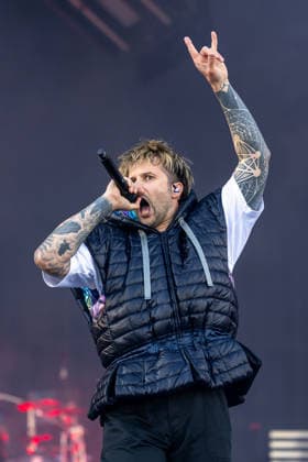 Music Festival Rock im Park 2026 Electric Callboy, Nuremberg, 05 06 2026 Kevin Ratajczak, singer of Electric Callboy, at the stage show With microphone in hand and horn gesture he performs energetically in front of the festival audience Nuremberg Bavaria Germany 20260605-1V9A9640-M4000
