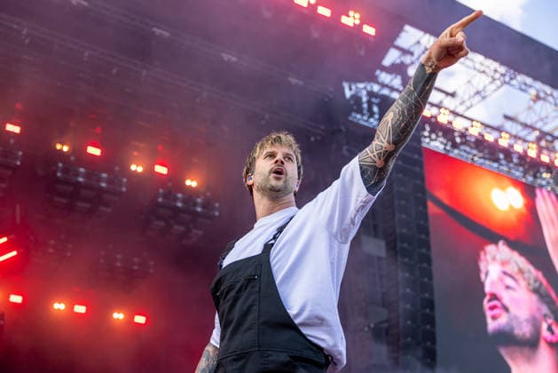 Music festival Rock im Park 2026 Electric Callboy, Nuremberg, 05 06 2026 Kevin Ratajczak from Electric Callboy during a live performance on an open-air stage The singer stretches his arm upwards with his index finger outstretched, his tattooed forearm is clearly visible Nuremberg Bavaria Germany 20260605-286A7927-M4000