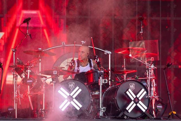 Musikfestival Rock im Park 2026 - Electric Callboy, Nürnberg, 05.06.2026 Schlagzeuger Frank Zummo von Electric Callboy am Double-Bass-Drumkit (SJC Drums) waehrend des Liveauftritts. Rote Buehnenbeleuchtung und Buehnenrauch praegen die Atmosphaere. Nürnberg Bayern Deutschland *** Music festival Rock im Park 2026 Electric Callboy, Nuremberg, 05 06 2026 Drummer Frank Zummo from Electric Callboy on the double bass drum kit SJC Drums during the live performance Red stage lighting and stage smoke liven up the atmosphere Nuremberg Bavaria Germany 20260605-1V9A9714-M4000