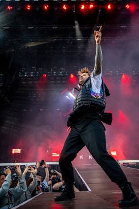 Der Sänger Sebastian Sushi Biesler von der deutschen Metalcore- und Trancecore-Band Electric Callboy sorgt mit einer hochenergetischen Show auf der Hauptbühne (Utopia Stage) bei Rock im Park 2026 für Ekstase im Publikum. Nürnberg Zeppelinfeld Bayern Deutschland *** Singer Sebastian Sushi Biesler from the German metalcore and trancecore band Electric Callboy will bring ecstasy to the audience with a high-energy show on the Utopia Stage main stage at Rock im Park 2026 Nuremberg Zeppelinfeld Bavaria Germany