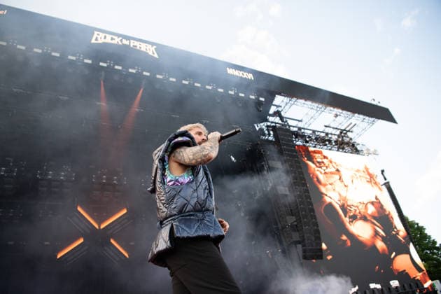 Der Sänger Nico Sallach von der deutschen Metalcore- und Trancecore-Band Electric Callboy sorgt mit einer hochenergetischen Show auf der Hauptbühne (Utopia Stage) bei Rock im Park 2026 für Ekstase im Publikum. deutsche Metalcore- und Trancecore-Band Electric Callboy sorgt mit einer hochenergetischen Show auf der Hauptbühne (Utopia Stage) bei Rock im Park 2026 für Ekstase im Publikum. Nürnberg Zeppelinfeld Bayern Deutschland *** Singer Nico Sallach from the German metalcore and trancecore band Electric Callboy will bring ecstasy to the audience with a high-energy show on the Utopia Stage main stage at Rock im Park 2026 German metalcore and trancecore band Electric Callboy will bring ecstasy to the audience with a high-energy show on th