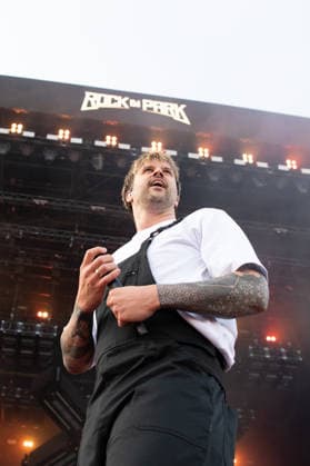 Der Sänger Sebastian Sushi Biesler von der deutschen Metalcore- und Trancecore-Band Electric Callboy sorgt mit einer hochenergetischen Show auf der Hauptbühne (Utopia Stage) bei Rock im Park 2026 für Ekstase im Publikum. Nürnberg Zeppelinfeld Bayern Deutschland *** Singer Sebastian Sushi Biesler from the German metalcore and trancecore band Electric Callboy will bring ecstasy to the audience with a high-energy show on the Utopia Stage main stage at Rock im Park 2026 Nuremberg Zeppelinfeld Bavaria Germany
