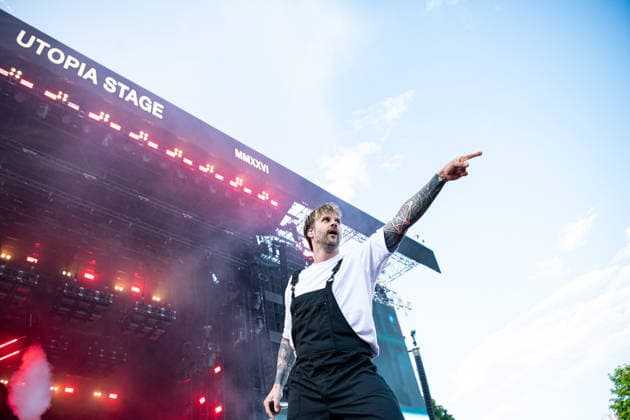 Der Sänger Sebastian Sushi Biesler von der deutschen Metalcore- und Trancecore-Band Electric Callboy sorgt mit einer hochenergetischen Show auf der Hauptbühne (Utopia Stage) bei Rock im Park 2026 für Ekstase im Publikum. Nürnberg Zeppelinfeld Bayern Deutschland *** Singer Sebastian Sushi Biesler from the German metalcore and trancecore band Electric Callboy will bring ecstasy to the audience with a high-energy show on the Utopia Stage main stage at Rock im Park 2026 Nuremberg Zeppelinfeld Bavaria Germany