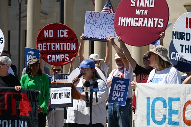 News Bilder des Tages Protest against ICE detention centers in Charlotte CHARLOTTE, USA - JUNE 5: Concerned citizens gather in front of the Federal Court House to protest against ICE detention centers to be built in the state in Charlotte, NC, United States on June 5, 2026. Peter Zay Anadolu Charlotte United States. Editorial use only. Please get in touch for any other usage.  Copyright: x2026xAnadoluxPeterxZayx