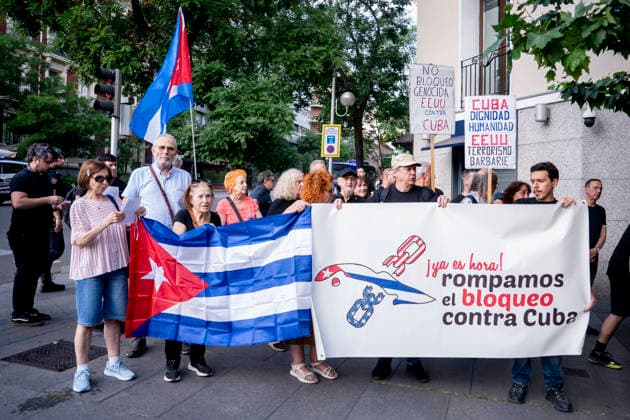 PetróleoPaCuba vigil in front of the US Embassy in Madrid Several people with a banner with the slogan Break the blockade With Cuba and its revolution during the celebration of the PetróleoPaCuba vigil for the right to life, for sovereignty and for peace, on June 5, 2026, in Madrid Spain This citizens mobilization, called in front of the US Embassy on 75 Serrano St., denounces the impact of the economic blockade on the Cuban people and demands the end of international sanctions affecting the supply of energy and basic resources, convened in front of the U.S. Embassy at 75 Serrano St., denounces the impact of the economic blockade on the Cuban people and demands the end of the international sanctions that affect the islands energy supply an  Copyright: xA.xPÃ rezxMecax 7574190