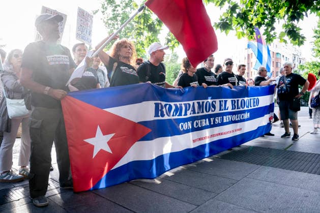 PetróleoPaCuba vigil in front of the US Embassy in Madrid Several people with a banner with the slogan Break the blockade With Cuba and its revolution during the celebration of the PetróleoPaCuba vigil for the right to life, for sovereignty and for peace, on June 5, 2026, in Madrid Spain This citizens mobilization, called in front of the US Embassy on 75 Serrano St., denounces the impact of the economic blockade on the Cuban people and demands the end of international sanctions affecting the supply of energy and basic resources, convened in front of the U.S. Embassy at 75 Serrano St., denounces the impact of the economic blockade on the Cuban people and demands the end of the international sanctions that affect the islands energy supply an  Copyright: xA.xPÃ rezxMecax 7574189