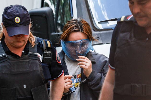 News Bilder des Tages RUSSIA, MOSCOW - JUNE 5, 2026: Travel agent Khatun Atashyan (C), who, under the guise of providing holiday booking services, stole money from bloggers, is escorted for a hearing into a fraud case at the Khamovniki District Court. Atashyan is facing charges of a large-scale fraud, as well as causing substantial harm to the victims. Alexander Shcherbak TASS  93397792