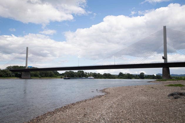 Die Autobahnbruecke im Bonner Norden, gesehen vom Rheinufer in Graurheindorf, Sperrung der Autobahnbruecke der A 565 noerdlich von Bonn ueber den Rhein, *** The highway bridge in the north of Bonn, seen from the banks of the Rhine in Graurheindorf, closure of the highway bridge of the A 565 north of Bonn over the Rhine,