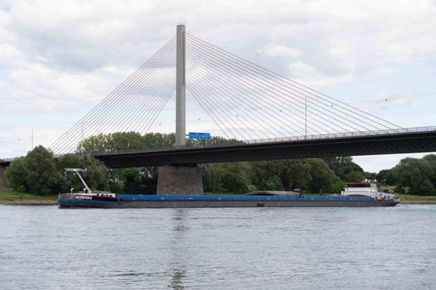 Die Autobahnbruecke im Bonner Norden, gesehen vom Rheinufer in Graurheindorf, Sperrung der Autobahnbruecke der A 565 noerdlich von Bonn ueber den Rhein, *** The highway bridge in the north of Bonn, seen from the banks of the Rhine in Graurheindorf, closure of the highway bridge of the A 565 north of Bonn over the Rhine,