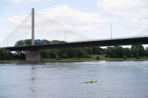 Die Autobahnbruecke im Bonner Norden, gesehen vom Rheinufer in Graurheindorf, Sperrung der Autobahnbruecke der A 565 noerdlich von Bonn ueber den Rhein, *** The highway bridge in the north of Bonn, seen from the banks of the Rhine in Graurheindorf, closure of the highway bridge of the A 565 north of Bonn over the Rhine,