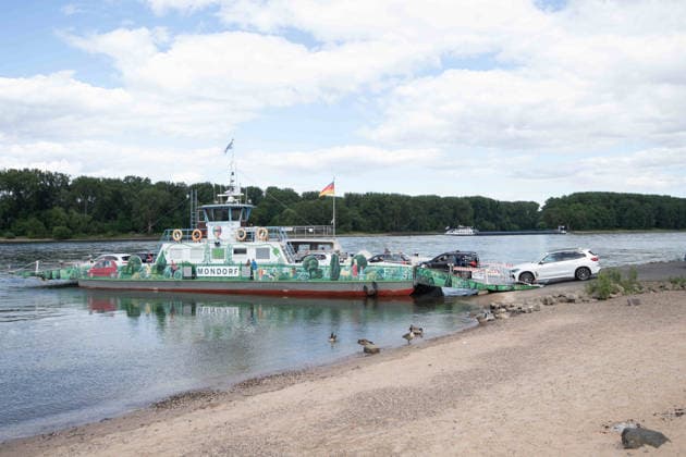Die Rheinfaehre von Graurheindorf nach Monheim noerdlich von Bonn, durch die Sperrung der Autobahnbruecke der A 565 im Bonner Norden haben die Faehren Mondorf und Christophorus ein deutlich hoeheres Verkehrsaufkommen zu bewaeltigen, Sperrung der Autobahnbruecke der A 565 noerdlich von Bonn ueber den Rhein, *** The Rhine ferry from Graurheindorf to Monheim north of Bonn, due to the closure of the highway bridge of the A 565 in the north of Bonn, the ferries Mondorf and Christophorus have to cope with a significantly higher volume of traffic, closure of the highway bridge of the A 565 north of Bonn over the Rhine,
