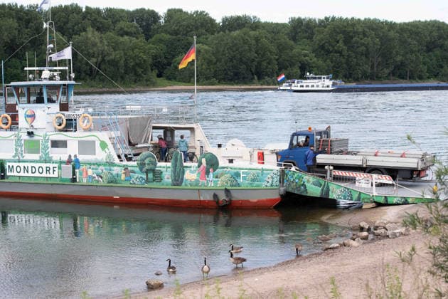 Die Rheinfaehre von Graurheindorf nach Monheim noerdlich von Bonn, durch die Sperrung der Autobahnbruecke der A 565 im Bonner Norden haben die Faehren Mondorf und Christophorus ein deutlich hoeheres Verkehrsaufkommen zu bewaeltigen, Sperrung der Autobahnbruecke der A 565 noerdlich von Bonn ueber den Rhein, *** The Rhine ferry from Graurheindorf to Monheim north of Bonn, due to the closure of the highway bridge of the A 565 in the north of Bonn, the ferries Mondorf and Christophorus have to cope with a significantly higher volume of traffic, closure of the highway bridge of the A 565 north of Bonn over the Rhine,