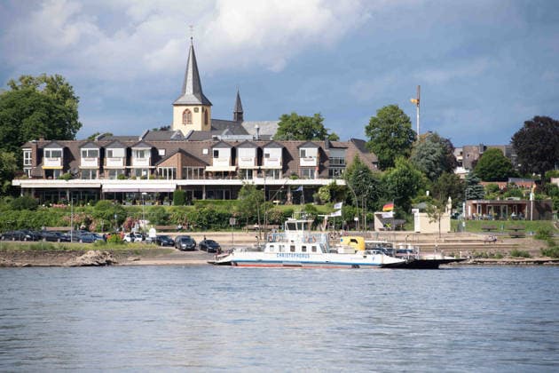 Die Rheinfaehre von Graurheindorf nach Monheim noerdlich von Bonn, durch die Sperrung der Autobahnbruecke der A 565 im Bonner Norden haben die Faehren Mondorf und Christophorus ein deutlich hoeheres Verkehrsaufkommen zu bewaeltigen, Sperrung der Autobahnbruecke der A 565 noerdlich von Bonn ueber den Rhein, *** The Rhine ferry from Graurheindorf to Monheim north of Bonn, due to the closure of the highway bridge of the A 565 in the north of Bonn, the ferries Mondorf and Christophorus have to cope with a significantly higher volume of traffic, closure of the highway bridge of the A 565 north of Bonn over the Rhine,