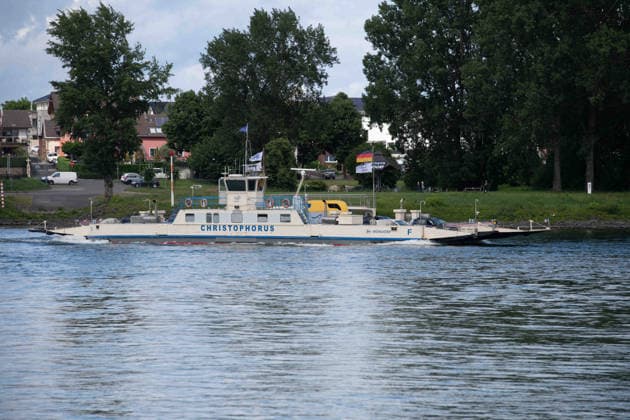 Die Rheinfaehre von Graurheindorf nach Monheim noerdlich von Bonn, durch die Sperrung der Autobahnbruecke der A 565 im Bonner Norden haben die Faehren Mondorf und Christophorus ein deutlich hoeheres Verkehrsaufkommen zu bewaeltigen, Sperrung der Autobahnbruecke der A 565 noerdlich von Bonn ueber den Rhein, *** The Rhine ferry from Graurheindorf to Monheim north of Bonn, due to the closure of the highway bridge of the A 565 in the north of Bonn, the ferries Mondorf and Christophorus have to cope with a significantly higher volume of traffic, closure of the highway bridge of the A 565 north of Bonn over the Rhine,