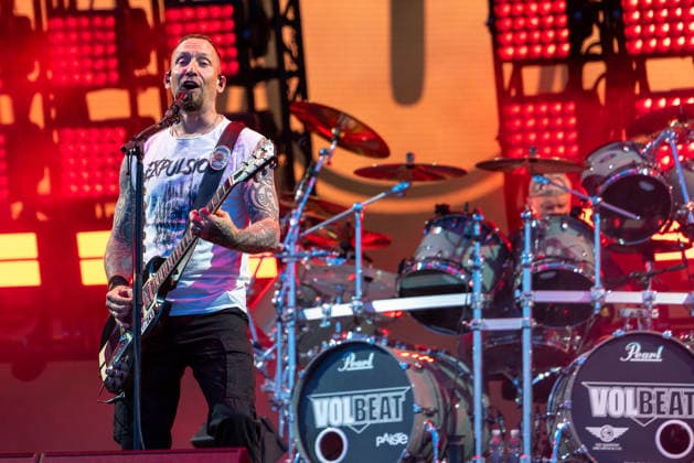 Musikfestival Rock im Park 2026 - Volbeat, Nürnberg, 05.06.2026 Michael Poulsen, Saenger und Gitarrist der daenischen Rockband Volbeat, performt vor einer rot beleuchteten Buehnendekoration. Am Schlagzeug ist ein weiteres Bandmitglied hinter einem Pearl-Drumset mit Volbeat-Aufdruck zu sehen. Nürnberg Bayern Deutschland *** Music festival Rock im Park 2026 Volbeat, Nuremberg, 05 06 2026 Michael Poulsen, singer and guitarist of the Danish rock band Volbeat, performs in front of a red illuminated stage decoration On the drums another band member can be seen behind a Pearl drum set with Volbeat imprint Nuremberg Bavaria Germany 20260605-1V9A9755-M4000