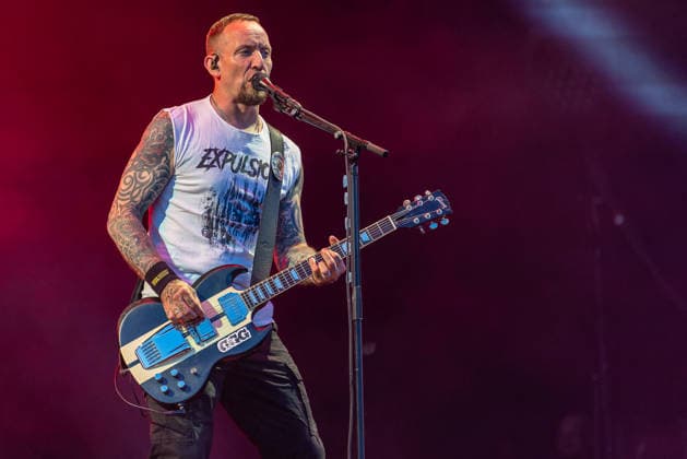 Musikfestival Rock im Park 2026 - Volbeat, Nürnberg, 05.06.2026 Michael Poulsen Gitarrist und Sänger der dänischen Rockband Volbeat beim Liveauftritt. Der Musiker spielt eine blaue E-Gitarre (Gibson) und singt ins Mikrofon, tätowierte Arme und ein Expulsion -Shirt sind sichtbar. Nürnberg Bayern Deutschland *** Music festival Rock im Park 2026 Volbeat, Nuremberg, 05 06 2026 Michael Poulsen guitarist and singer of the Danish rock band Volbeat performing live The musician plays a blue Gibson electric guitar and sings into the microphone, tattooed arms and an Expulsion shirt are visible Nuremberg Bavaria Germany 20260605-1V9A9764-M4000