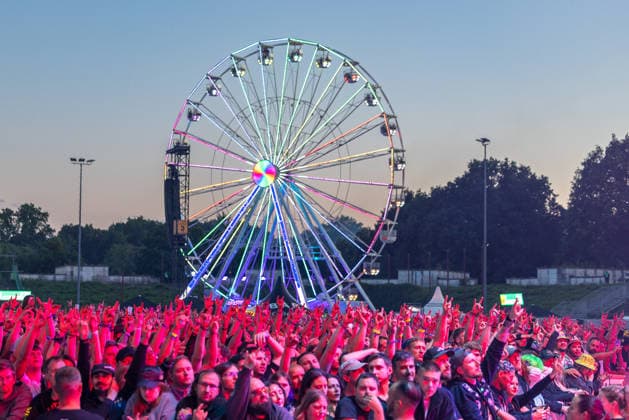 Musikfestival Rock im Park 2026 - Volbeat, Nürnberg, 05.06.2026 Tausende Fans feiern beim Auftritt von Volbeat. Im Hintergrund dreht sich ein bunt beleuchtetes Riesenrad im Abendhimmel. Die dänische Band gilt als einer der erfolgreichsten Rock-Acts Europas. Nürnberg Bayern Deutschland *** Rock im Park 2026 music festival Volbeat, Nuremberg, 05 06 2026 Thousands of fans celebrate Volbeats performance In the background, a colorfully illuminated Ferris wheel turns in the evening sky The Danish band is considered one of the most successful rock acts in Europe Nuremberg Bavaria Germany 20260605-1V9A9886-M4000