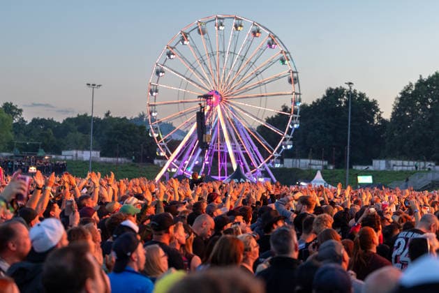 Musikfestival Rock im Park 2026 - Volbeat, Nürnberg, 05.06.2026 Tausende Fans feiern beim Auftritt von Volbeat mit erhobenen Händen. Im Hintergrund dreht sich ein beleuchtetes Riesenrad im Abenddlicht. Nürnberg Bayern Deutschland *** Music festival Rock im Park 2026 Volbeat, Nuremberg, 05 06 2026 Thousands of fans celebrate with their hands raised during Volbeats performance In the background, an illuminated Ferris wheel turns in the evening light Nuremberg Bavaria Germany 20260605-1V9A9912-M4000