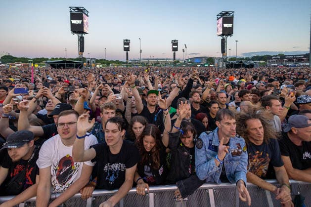 Musikfestival Rock im Park 2026 - Volbeat, Nürnberg, 05.06.2026 Tausende Fans feiern das Konzert der dänischen Rockband Volbeat beim Musikfestival Rock im Park. Viele recken die Hände mit dem Rock-Gruß in die Luft und filmen mit Smartphones. Nürnberg Bayern Deutschland *** Rock im Park 2026 music festival Volbeat, Nuremberg, 05 06 2026 Thousands of fans celebrate the concert of the Danish rock band Volbeat at the Rock im Park music festival Many raise their hands in the air with the rock salute and film with smartphones Nuremberg Bavaria Germany 20260605-6V2A7029-M4000