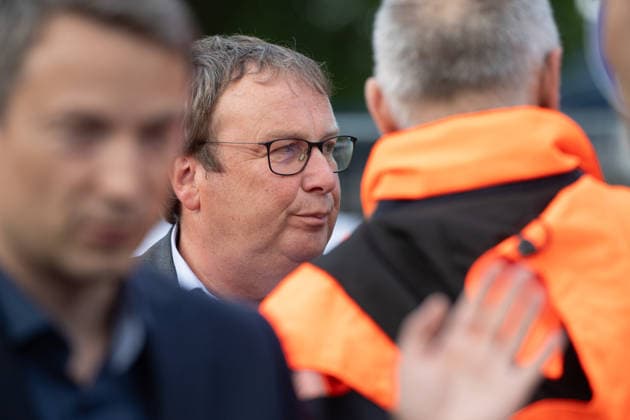 Oliver KRISCHER, Buendnis 90 die Gruenen, Minister fuer Umwelt, Naturschutz und Verkehr des Landes Nordrhein-Westfalen, Sperrung der Autobahnbruecke der A 565 noerdlich von Bonn ueber den Rhein, *** Oliver KRISCHER, Buendnis 90 die Gruenen, Minister for the Environment, Nature Conservation and Transport of North Rhine-Westphalia, closure of the A 565 highway bridge north of Bonn over the Rhine,